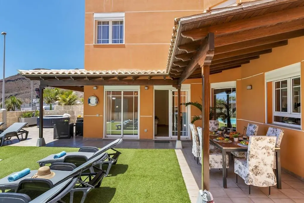 Luxury Villa With Sea View, Heated Pool 아로나